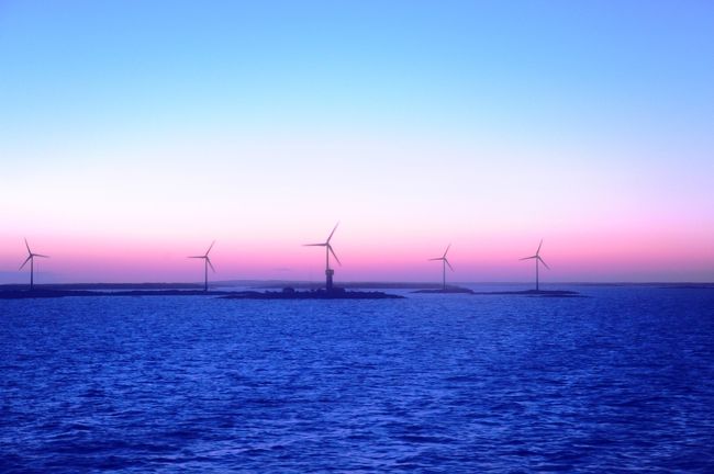 ２時３１分、船室の窓から<br />かなり明るくなっています。<br />幻想的な色に染まっています。