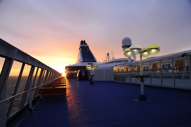 甲板にも日が差してきました。<br />このあと船の左右、前後を移動し、撮影を続けます。<br />なお、この船のヘッド部は夜間立ち入り禁止となっていました。