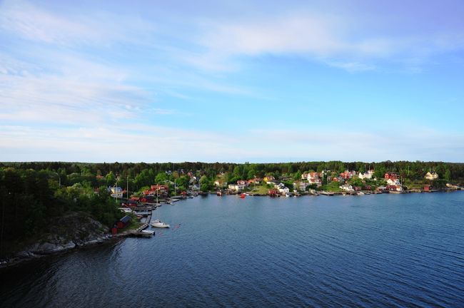 左前方に家が見えてきました。<br />夏の別荘でしょう。<br />夏の間、ここまでヨットでくるのでしょう<br />ちなみに北欧の夏休みは一般的には２ヶ月間だそうです。