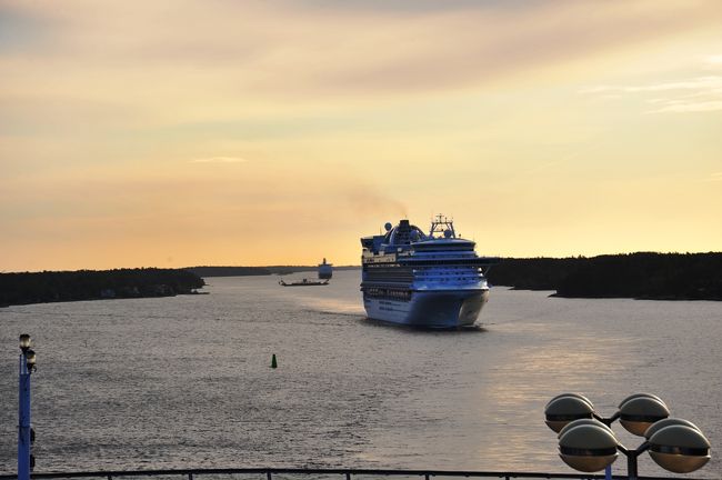 狭い航路、<br />客船は縦になってすすみます。