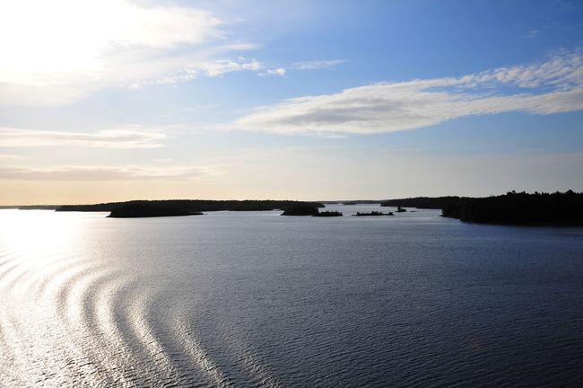 船の通った後の波立ちも見てください
