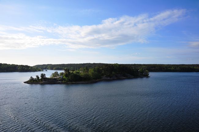 このような小さな無人島が一杯浮かんでします。<br />豪華客船はよくも座礁しないでいけるなと感心してしまいます。船長はエライ！