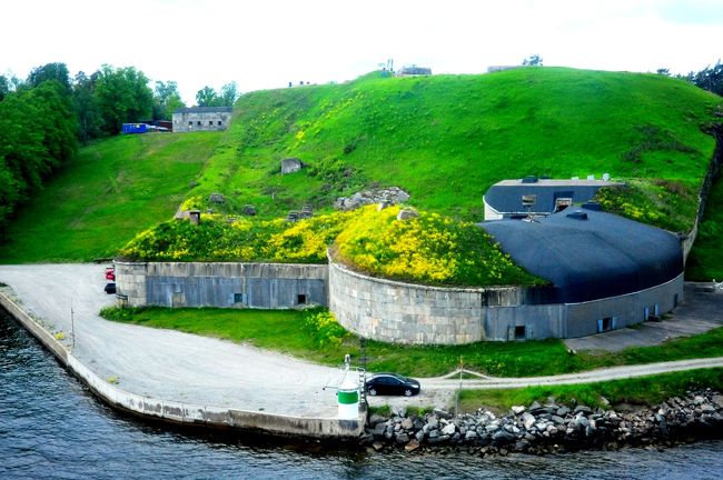 再び甲板へ<br />しばらくして要塞らしきものが見えてきました。<br />この時間７時５４分です。