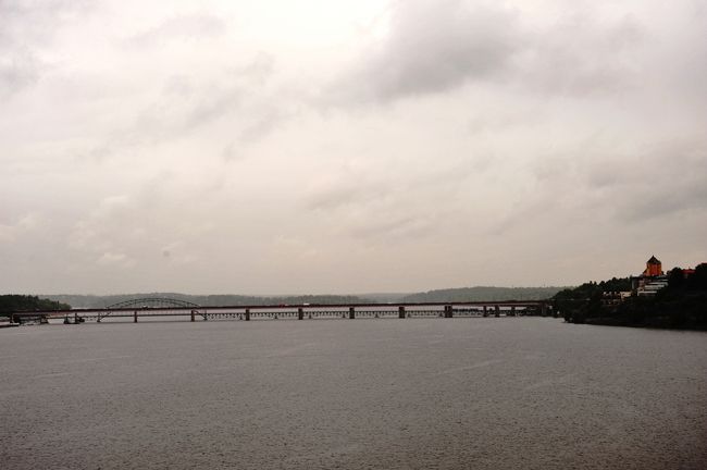 前に長い橋が見えてきました。<br />船はまもなく左折し、発着場に着きます。