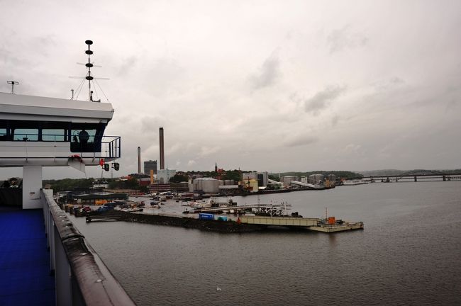 右の岸につけます。