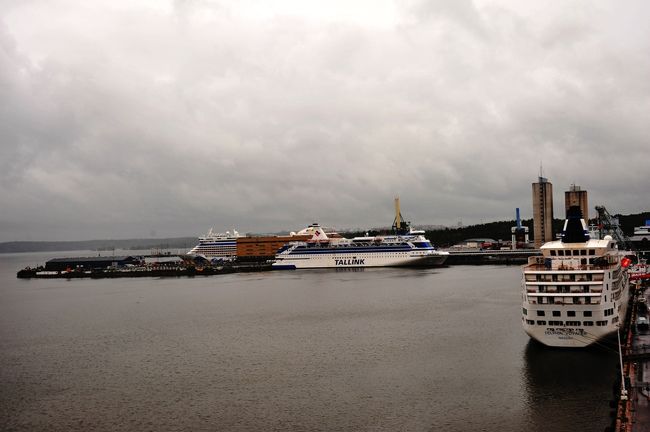 船の左、ここはフェリーの基地でしょうか