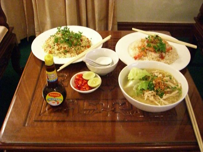 到着が遅かったので、夕食はルームサービスで<br />フォー、焼き飯、海老焼き飯を頼みました！<br /><br />焼き飯の味はとってもGOODでしたが、フォーの味がちょっと薄口で残念！<br /><br />