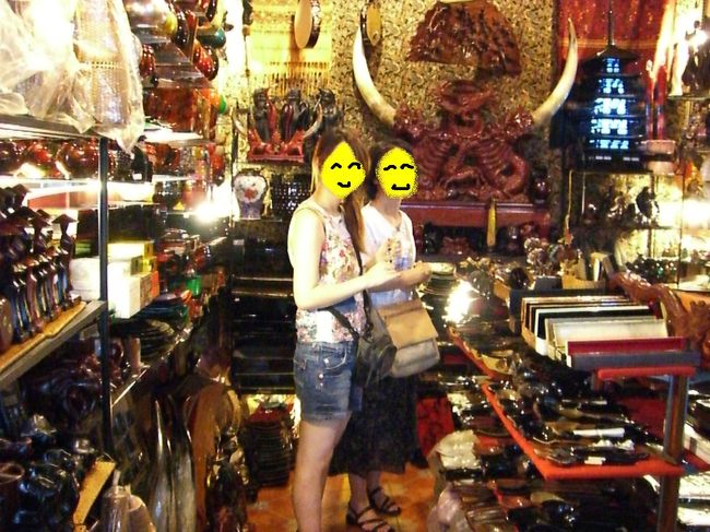 ベンタン市場にて☆<br />ズラーっと店が並び、衣類やキッチン雑貨、食品や食器、靴などとにかく沢山の店があり悩んでしまいます！<br />わたしは、食器とサンダルとカゴバッグを買いました♪<br />値段は交渉できるので、頑張って値切ってみるのがおススメです!!<br />