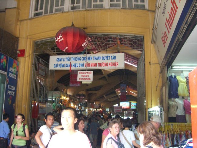 ベンタン市場の入り口<br /><br />中はムシムシしてました（；´д｀）<br />暑い〜〜↓