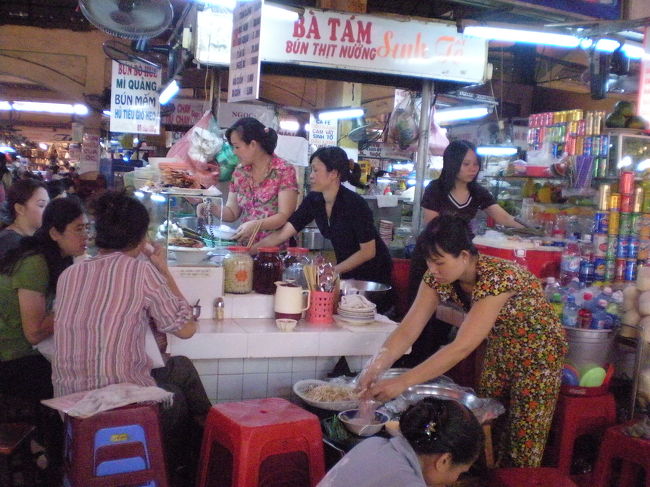 飲食店☆<br /><br />手前に写っているおばさん、生春巻をすごい手さばきで巻いていました（＾・＾）<br />