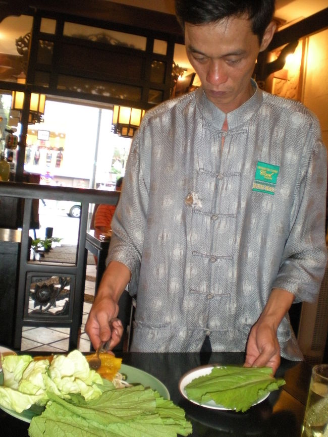 レストランにて昼食★<br /><br />ベトナムのオムレツ的食べ物バインセオ。<br />外はカリカリ、中はモチモチですごくおいしかった♪