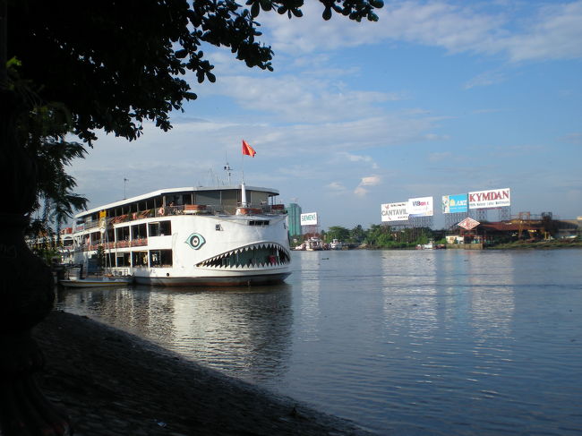 サイゴン川へお散歩に・・・<br />るるぶに写真が載っていた遊覧船発見！<br />ｑ（＾-＾ｑ）乗ってみたいいいいい！