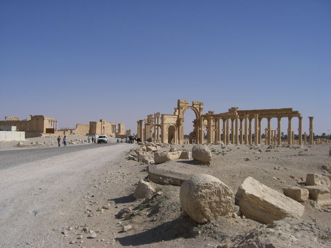 約3時間でパルミラ到着。バスは遺跡から多少離れた幹線道路沿いに停車するのでそこからは中心部まで歩き。<br /><br />今日のお宿はBall Shamen Hotel。シャワー・トイレ付きで200SP=約400円。歩き方にも載ってるマネージャーのムハンマドさん、確かに親切だけどちょっと親切すぎるような…。女性一人旅の人はご注意を。