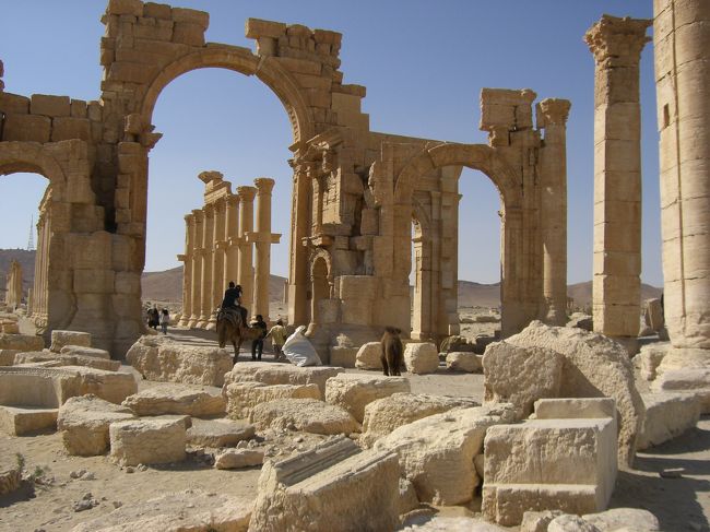 チェックインの後はひたすら遺跡の中で夜まで過ごす予定。<br /><br />パルミラってゆったり時間を過ごしてこそ価値のある遺跡だと思うから。ぱっと見の華やかさやインパクトではそりゃペトラに敵わない。でも遺跡に自分が紛れ込んで陽が昇りそして落ちてゆくのを眺めているとものすごいロマンを感じる！