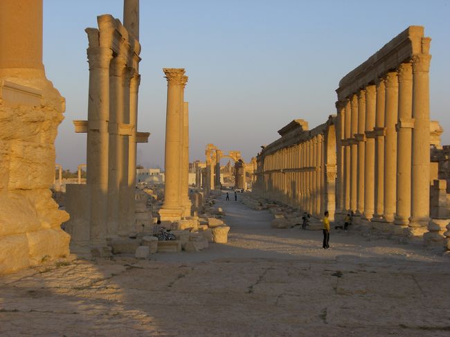 だんだん陽が傾いてきた。<br /><br />観光客も減っていい感じ〜。<br /><br />遺跡も地元の子供たちにとっては普通に遊び場。<br />フットボールとかしてた。そこがまたイイんだよね。「入場無料」だから成せるワザね。