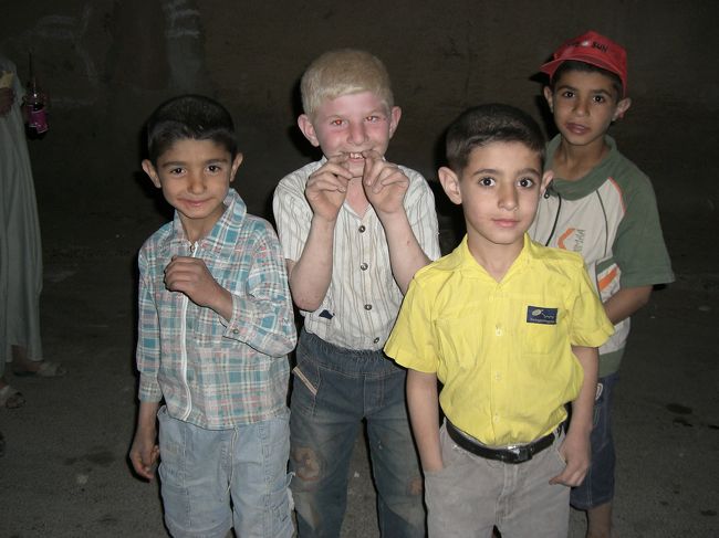 夜は地元の子供たちと遊ぶ。<br />みんな人なつっこくてあっという間に囲まれた。<br /><br />その子たちのお目付け役の少年と仲良くなって話していたら、いきなり<br /><br />「ラクダ何頭欲しい？？」<br /><br />と聞かれ、初めは押し売りをされているのかと思って（パルミラの中には観光用らくだが沢山いる）「ラクダはいいや〜」とか言っていたんだけど、しばらくしてピンときた。<br /><br />「えっ、私と結婚したいの？」