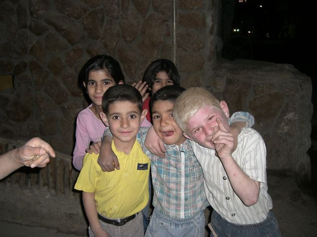 アラブ圏ではお嫁さんをもらいに行く時に彼女の実家にラクダをあげる、というのはよくある話だと思う。<br />でもその少年は妊娠してる奥さんがいて、しかも日本じゃまだ結婚もできないような年齢。私より10才くらい若いじゃん…。<br /><br />「私は一夫多妻制なんて認めないの。」って言ったら「シリアの男はstrongだかた大丈夫だよ」だって。でも彼の方は真剣だから何だかかわいかった。<br /><br />まあ結婚は見送ったけど、夕飯をテイクアウトして（超年下なのにおごられてしまった）、遺跡の中で月を眺めながら色んな話をした。<br /><br />因みにその彼の写真はなし。<br />結構キレイな顔してる子だったような…。