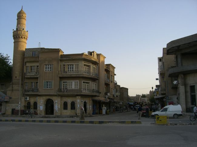 翌日。ここから先の旅程については考えていなかったんだけど、シリア北東部のデリゾールという街に行くことにした。理由はユーフラテス川が見たかったから。4大文明のひとつメソポタミア文明が始まったあのティグリス・ユーフラテス。<br /><br />パルミラからはバスで2時間100SP。<br /><br />デリゾールのバスターミナルは街の南へ20分ちょい歩いたところにあるガラージュ・ブルマン。観光客がそんなに多くない街なので歩いているとやたら目立つ。<br /><br />中心部にあるHotel Al Jamia Al Arabiaにチェックイン。バス・トイレ共同250SP=約500円。