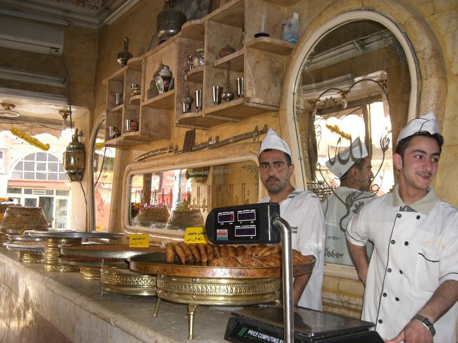 アラブ菓子屋さんもいっぱいある。<br />こちらは本当においしそう。<br /><br />アラブ菓子は和菓子と同じでとても繊細なつくり。<br />見ているだけでも楽しい。