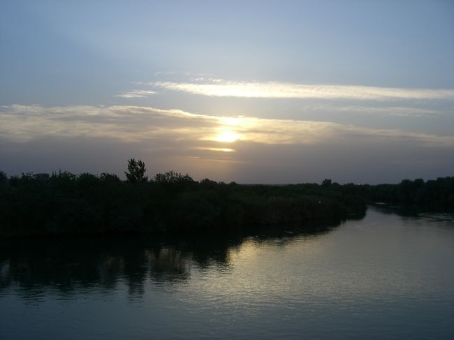 お目当てのユーフラテス川。<br /><br />夕日を見ようとたくさんの人が橋の上に集まっていた。<br /><br />普通の川だけど、でも「これがユーフラテスか〜」と感動。