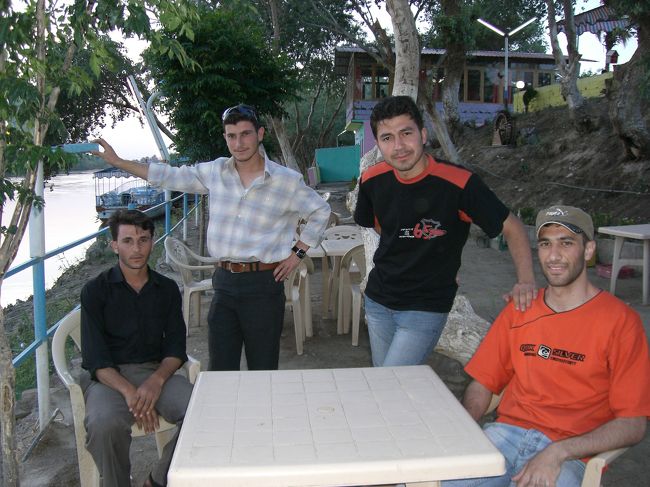 近くの公園で川を眺めていたら話かけてきた4人組。4人ともなかなかのイケメン。ダマスカスの大学生で教授と一緒に研修旅行に来てるんだって。<br /><br />「今から他のメンバーも一緒に（教授抜きで）川をクルーズするんだけど一緒に来ない？」と誘ってくれたので他に予定もないし参加しちゃうことに。