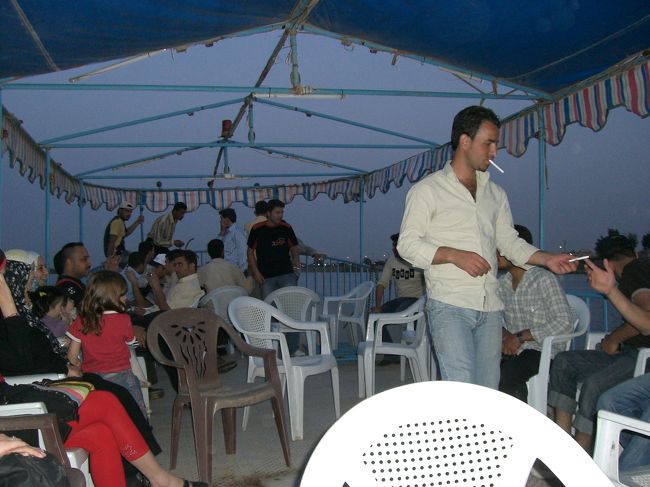 こんなボートで出発！総勢25名くらいだったかな。他のメンバーにも紹介してくれてすぐに打ち解け一緒に大はしゃぎ。歌って踊って大盛り上がりだった。酒抜きでもこんなにテンションって上がるのね…。<br /><br />ところが30分くらいでいきなりボートが故障。どこだかわからない川岸にボートのヘリを跨いで上陸。結局彼らの教授がバスで迎えに来てくれて、私も街まで乗せてもらえることに。学生たちはみなレベルの差はあるものの英語が話せるのに教授話せず…。つたないドイツ語で何とか会話。<br /><br />とにかくシリアで地元大学生の旅行に混ざれたなんてすっごくイイ思い出。