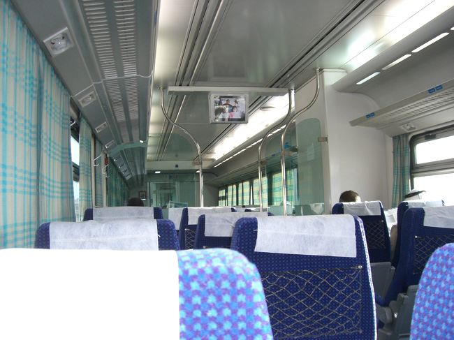 今日はアレッポに向けてこの旅初の電車移動。鉄道駅までは昨日のチケットオフィスの近くから送迎バスがある。<br /><br />車内は意外にモダンでびっくり。快適な鉄道の旅だった。4時間150SP。