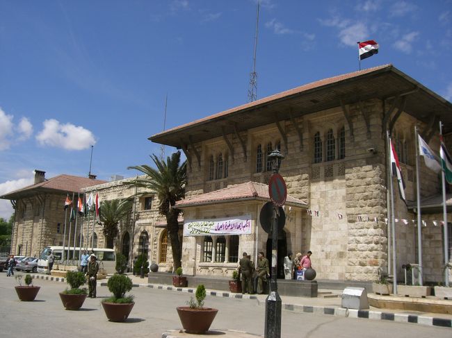 アレッポに到着。<br /><br />駅舎がすごくカワイイ。<br /><br />中心部までは徒歩20分程度。第2の都市というだけあって規模も大きいし全体的にきれいで明るい印象の街。宿は定番スプリングフラワーホステル。バス・トイレ共同狭小シングル250SP=約500円。キレイなドミも同料金だったけどドミ気分じゃなかった。