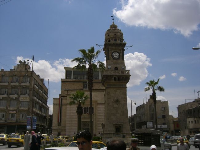 荷物を置いたら早速観光へ。<br /><br />街の中心にある時計塔。<br />向かい側にはシェラトンが。