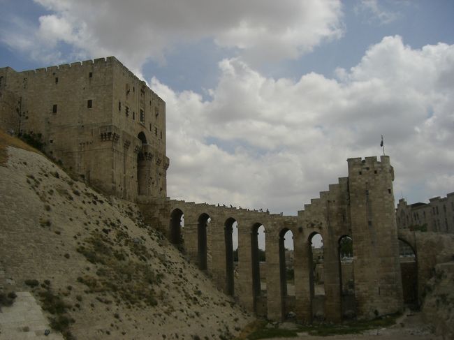 最大の見所アレッポ城。<br /><br />なぜか入場料を払う気分ではなく中には入っていない。まあ私は街と人に出会うために旅しているので別にいいんです…。