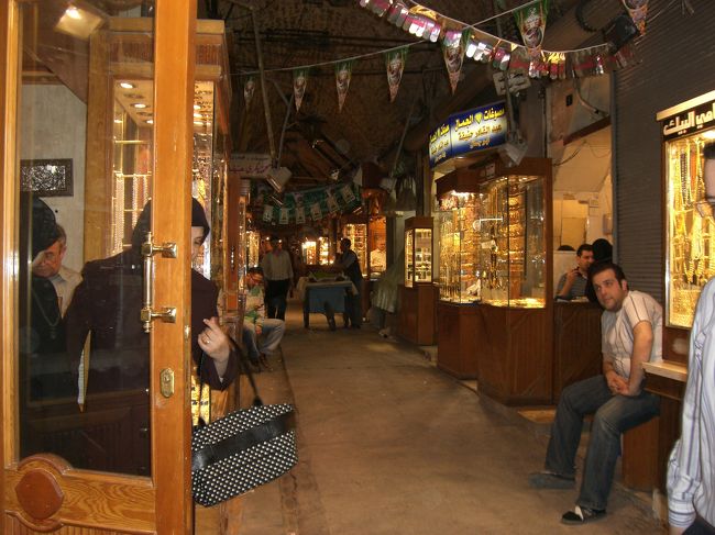 まばゆいばかりのゴールドスーク。<br /><br />無縁。