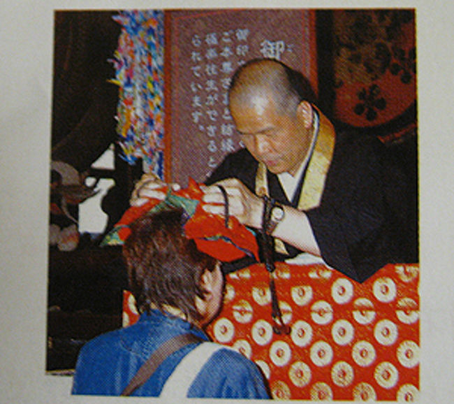 まずはご印文を頂戴することにしました。<br />御印文とは、ご本尊とともに伝えられた三つの判子の<br />ようなもので、ご本尊の分身とも言われています。このご印文を額に当ててもらうと、どんな悪人でも極楽浄土にいけると信じられています。錦の布に包まれていて、ご印文自体を見た人はいないということです。<br /><br />このご印文頂戴は通常正月の7日から15日までしか行われていませんが、御開帳の期間は特別に行われているそうです。<br /><br />（写真は「善光寺御開帳参拝のつぼ」より引用）