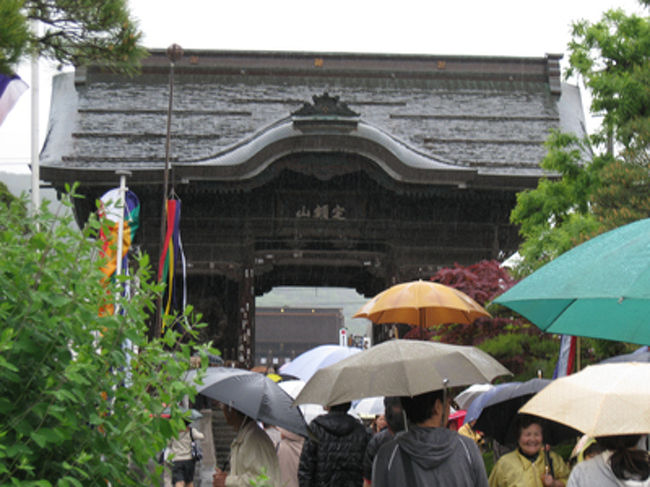 次に外陣を参拝したのですが、ここは「おびんずる様」という医術に長けていたという仏様の弟子の像があり、自分の体の痛いところと同じ場所をなでると、病が治ると伝えられています。<br />皆になでられて、つっるつるでしたが、特にお顔は凹凸がはっきりしないくらい磨り減っていました。<br /><br />最後に内陣に入り前立本尊の参拝です。かなりの行列で如来様たちの前まで来るのに、そうとう時間がかかりましたが、仏様ではありますが、その神々しいお姿を拝見して、ありがた〜い気持ちになりました。