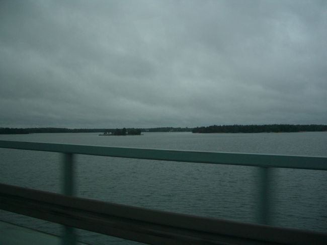 エスプラナーディ通りのツーリストインフォメーションから、専用車でエスポー市のヌークシオ国立公園へ。<br /><br />今日のツアーは、新婚カップルさんと素敵なご夫婦、ガイドさん、私の6人。<br /><br /><br />本日も6度だか7度だかの、寒い気候。<br />持ってきた服を、とりあえず着れるだけ着て参加（笑）