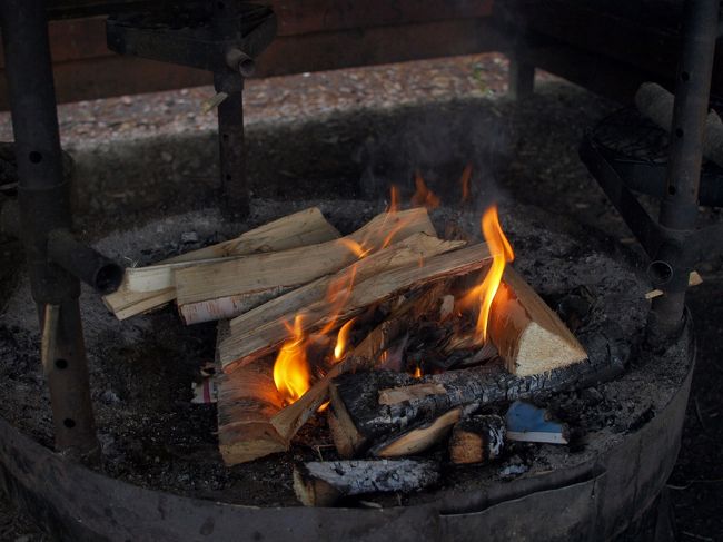 もの凄い手際の良さで、火をくべていくフィンランド人のガイドさん。<br /><br /><br />フィンランドは今だに兵役があるそうで、<br />でもその内容は、1日中森の中にいたり、火をおこしてご飯を作ったり、、、と、ボーイスカウトのような感じだそうです。<br /><br /><br />ガイドの彼も、そこで色々と森について詳しくなったとのことでした。<br />なので、ほとんどのフィンランド人の男性は、<br />こういったアウトドアでの作業に強いそうです。<br />素敵〜〜♪