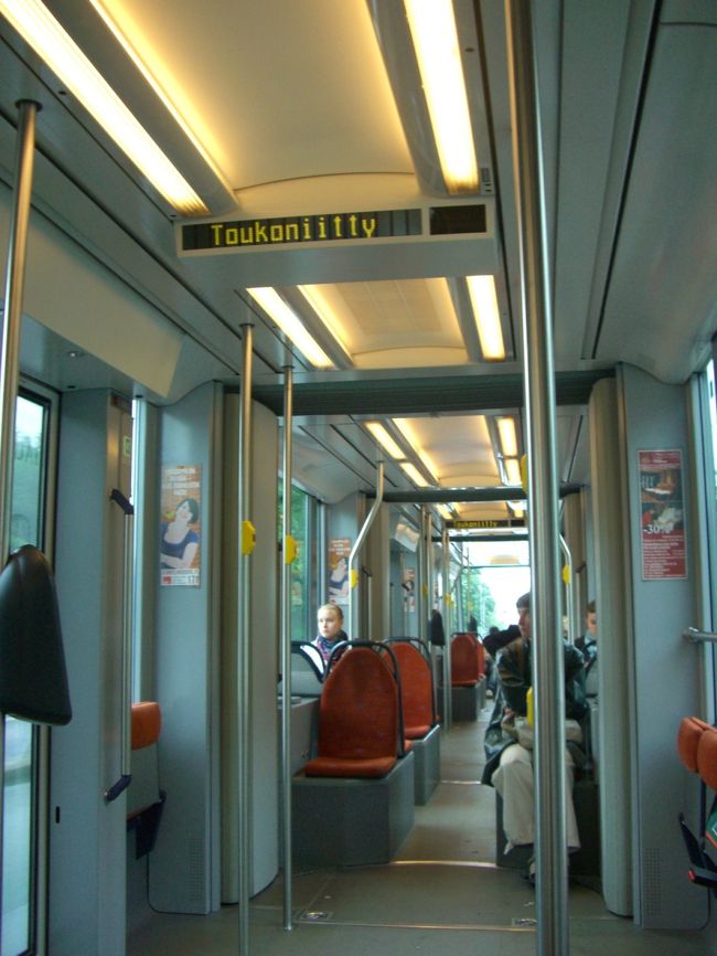 トラムに乗って、カハビラ・スオミへ。<br /><br />すっきりとしたデザインが素敵な車内。