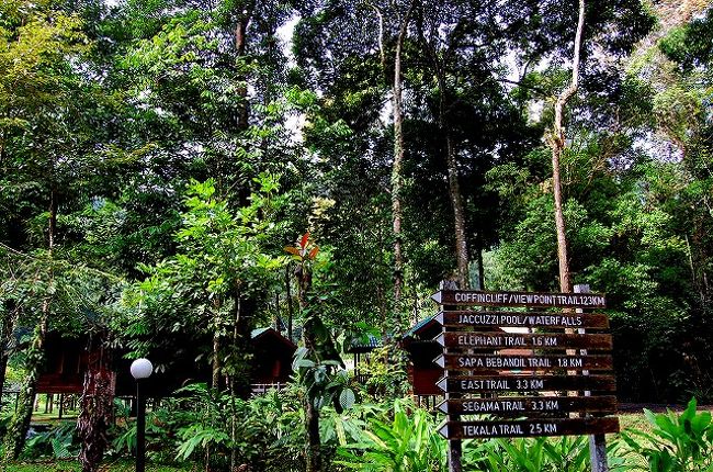 ロッジのすぐ前には、トレイルの道標があります。