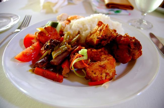 11:30ぐらいにはロッジに戻り、昼食をいただきます。<br />フライドチキンに、野菜炒め。<br />ライス。サラダ。<br /><br />3日目にもなると、ビュッフェの内容も大体予想がつくようになりますが、美味しいので、飽きません。<br />