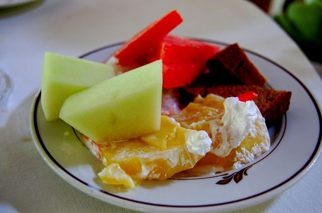 それから、デザート山盛り。<br /><br />盛り付けがあまり、見栄え良くないですが(^ ^;Δ<br /><br />フルーツは常に4〜5種類あり、それ以外にタピオカを固めてシロップをかけたものや、コーンが入ったプリン、ケーキなど。