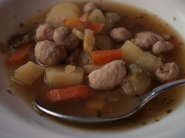 温かいモノが食べたくて、ランチメニューからスープをチョイス。<br />とってもほっこりする優しい味♪<br /><br /><br />他の方々は、肉系をオーダーしていましたが、あまりの多さに女性陣は完食できず。<br /><br />ガイドさん曰く、<br />「もともと労働者向けの食堂だから、<br />どうしても量が多くなってしまうんです。<br />でも、日本人が多くなり、これでも量を減らしたそうです。」<br />だそうです。<br /><br />