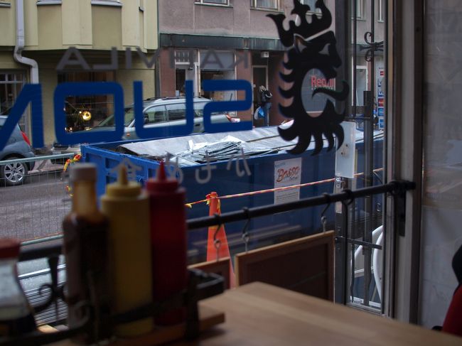 スタッフさんもとても親身に接して下さって、<br />みんなとても素敵な方でした〜<br /><br /><br />ご飯を食べながら、フィンランドの音楽事情について、<br />かなり話しました。<br />ヘビメタ系が多いとか多くないとか。<br />でも「僕はあんまり聴かないよ」とガイドさん。<br /><br />大人しいイメージの国のフィンランド。<br />愛する音楽はヘビメタ。<br /><br /><br />う〜む、さらに謎の国。。