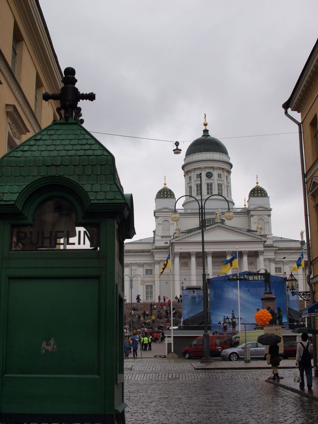 さぁ、大聖堂に行ってみよう！<br /><br />　<br />イベントがやっていて元老院広場の前には、<br />特設ステージと、雨にも負けずに聴き入る聴衆達。<br /><br />not ヘビメタ（笑）<br /><br />