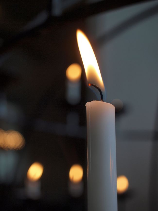 お賽銭のシステムがわからなかったので、<br />50セントを払って、ろうそくを買いました。<br /><br /><br />いや〜、なんかタダで入るの申し訳なくてね。。。<br />一応「旅の安全」とそのほかの願望も祈願。<br />50セント以上のご相談（笑）<br />・・・というか、そういう意味のろうそくじゃないよね、きっと。。<br /><br /><br />ぼんやりとした炎の灯。<br />これだけで、ココロが落ち着きます。