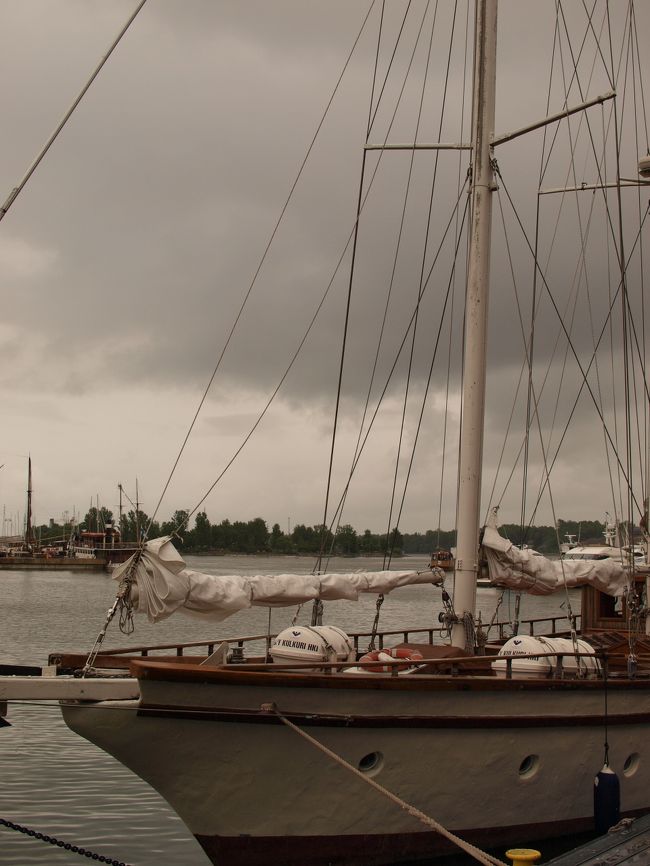 天気悪っっっ！<br /><br />雨が降ったり止んだり。<br />こんなマリーナを通って、ロシア教会に向かいます。