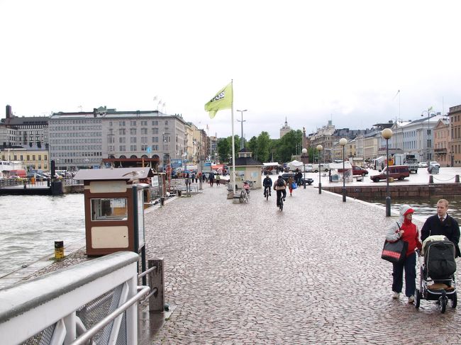 こちらの方は、この程度の小雨だと、基本的にあまり傘をささないそうです。<br /><br />とはいえ、街中には、マリメッコのウニッコ柄のレインコートを着たおばぁちゃん達もいました。<br /><br />おしゃれ〜〜♪