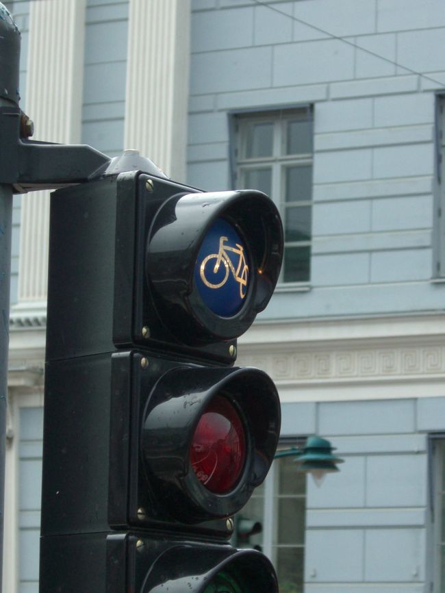 さぁ、ホテルにもどりますか。<br /><br /><br />コレは自転車専用道路のための信号。<br /><br />いちいち可愛くって、専用道路に出て、思わずぱちり。