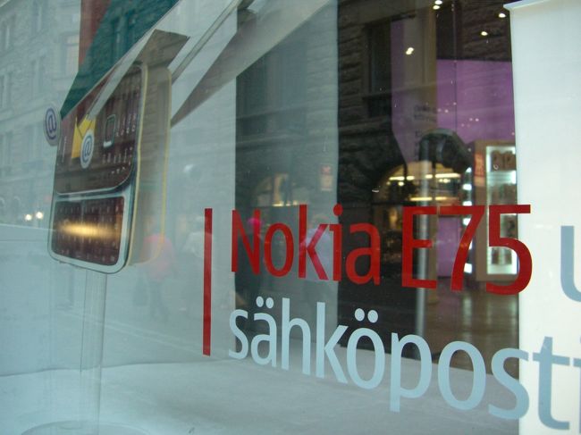 基本『NOKIA』です。<br /><br />『NOKIA』はフィンランドの代表企業のようなもの。<br /><br />シンプルでちっちゃいNOKIA携帯は、<br />やっぱり好きだなぁ〜と思った。<br /><br />日本からは撤退しちゃうみたいだけど（泣）