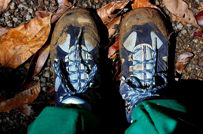 最後のトレッキングを終えて、シューズはドロドロ〜。<br />しかも、よく見るとヒルが4匹ぐらいくっついていました！