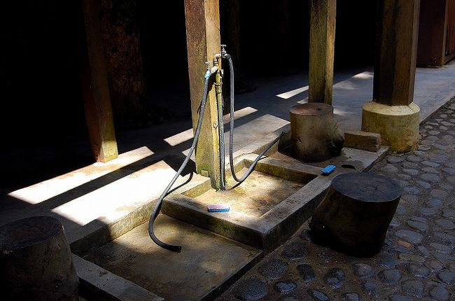 ロッジの入口の脇にある、靴を洗う水道。<br /><br />ブラシも置いてあるので、ブラシでこすりつつ、水で流しながら、泥とヒルを取ります。<br />しつこくくっついて取れないヒルを、こすり落としつつ、やっぱりここではヒル除けソックスは必需品だな〜と実感するのでした。