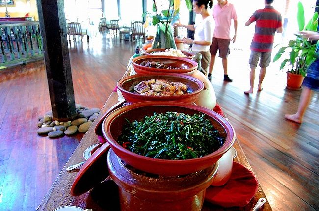 13:00にはロッジを出発しなくてはならないので、12:00までには荷造りを全て終わらせ、最後の昼食を食べにダイニングにやって来ました。<br /><br />最後なので、ビュッフェの写真も撮ってみました。<br />